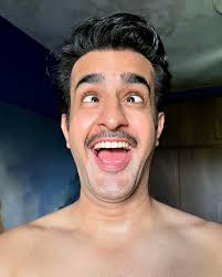 Haan hun mai good looking, toh? #AiseNaTumDekhoJaanam ♥️ 😎