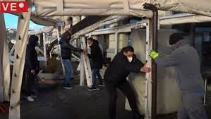 L'arenile di napoli è stato sommerso da grandi quantità di plastica dopo la mareggiata verificatasi nella città. L2oxvdl8u3wvnm