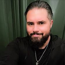 Derek Brewer's Instagram, Twitter & Facebook