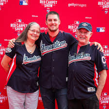 Jun 17, 2021 · trevor bauer age & height. Cleveland Indians Trevor Bauer On The All Star Red Carpet With His Parents In Washington D C 2018