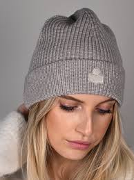 Some good, soft, warm essentials❄️🤍 www.victorvictoria.be