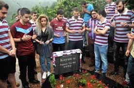 Bu anıtı kazım koyuncu'nun ölüm yıldönümü olan 25 haziran'a kadar yetiştirmeyi amaçlıyoruz. Kazim Koyuncu 10 Yilinda Hopa Da Mezari Basinda Anildi Itv Haber