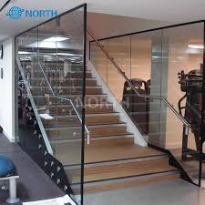 The open rise treads coupled with curved glass railings offer a stylish modern look. China Safety Straight Stair Glass Wooden Handrail Clear Glass Stair China Railing Glass Glass Balustrade