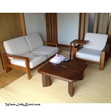 Kursi jati ini merupakan salah satu desain klasik yang digemari masyarakat dengan warna finishing coklat muda sehingga menambah kesan natural dengan serat pada kayu. Set Kursi Tamu Minimalis Murah Indo Kursi Mebel Jepara