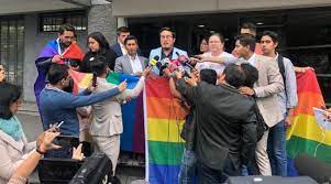 Ecuador dio vía libre este miércoles al matrimonio igualitario, tras un histórico fallo de su máximo tribunal que modifica la constitución y desafía a la iglesia católica en un país históricamente. Corte Constitucional Dio Paso Al Matrimonio Igualitario En Ecuador El Comercio