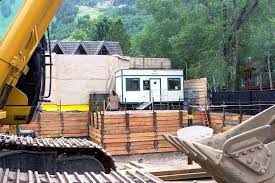 It comes with its own guest house, a tennis court, dual kitchen areas and a wonderful pool and cabanas, spread out on the 1 acre of tropical grounds. L A Developer Jason Grosfeld Behind The East Hyman Project Aspentimes Com