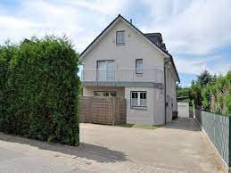 Angeboten werden 2 häuser, das vordere mit 2 wohnungen, das hintere mit einer wohnung zusätzlich ausbaubar, oder eine 4. 5 Hauser In Reinfeld Holstein Newhome De C