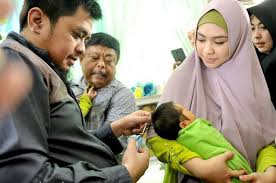 Kedua bajunya dibalut dengan warna maroon yang menciptakan nuansa sophisticated dan serasi. Acara Aqiqah Putra Oki Setiana Dewi Netizen Salfok Ke Rambut Ibrahim Semua Halaman Nakita