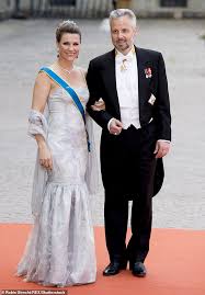 Norway's fourth in line to the throne, the firstborn child of king harald and queen sonja, almost did not meet durek two years. Martha Louise Of Norway Says She And Her Shaman Boyfriend Were Blamed For Her Ex Husband S Suicide Sound Health And Lasting Wealth