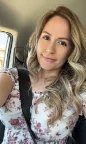 Jennifer Deets's Instagram, Twitter & Facebook