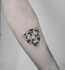 Tattoo Familie Diese Symbole Und Motive Drucken Zugehorigkeit Aus Tattoo Familie Knoten Tattoo Tattoos Familie