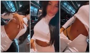 Karlyane Menezes, a conhecida do OnlyFans, expondo as teta em público -  VIDEOSDESEXO.COM