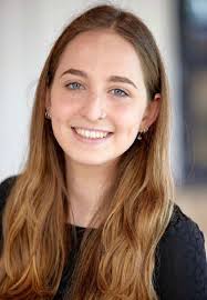 'Lembro-me dos meus pais, à mesa, dias a fio, rodeados da papelada do  Visto': ser adolescente imigrante