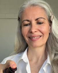 Una textura que se funde en la piel, un perfume delicado de origen natural,  una sensación de confort inmediato., Así es la experiencia Premier Cru.