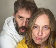 Η λένα δροσάκη μοιράστηκε μια υπέροχη φωτογραφία των τεσσάρων με τα δύο μωρά τους στο instagram που έκανε του followers να χαμογελάσουν. Ale3andros Mpoyrdoymhs Lena Drosakh H Tryferh Fwtografia Me To Mwraki Toys Sto Stolismeno Spiti Toys Fay S Book