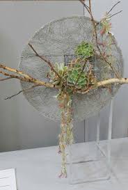 Pin By Nataliya Shukalo On Akademie Fur Naturgestaltung Modern Flower Arrangements Ikebana Arrangements Floral Arrangements