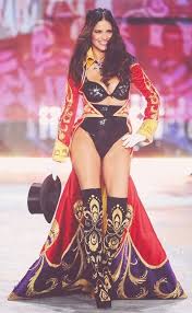 Photos The Most Controversial Look At The Victoria S Secret Fashion Show Moda Stilleri Victoria S Secret Moda Kiyafetler
