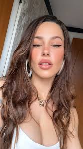 Debería sonreír más? O mejor me quedo seria?🤓😈