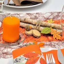 Wunderschone Herbstliche Tischdekoration In Warmen Farben Braun Und Orange Kombiniert Mit Pokalleuchte Herbstliche Tischdekorationen Tischdekoration Dekoration