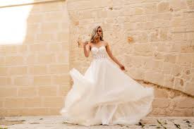 Trova una selezione di eleganti abiti da sposa sul sito di nicole milano. Abiti Da Sposa Semplici Scivolati Marialuisa Benetti Sposa Veneto