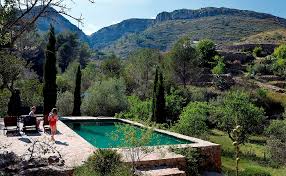 Playas de ensueño y el agua cristalina del mediterráneo entran en contacto para formar un auténtico paraíso de vacaciones. Piscina Casa Rural Alicante Refugio Marnes