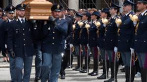 Tutte le notizie sul mondo della polizia di stato e dei suoi operatori. Funerali Solenni Per Roberto Mancini Il Poliziotto Che Indagava Sul Traffico Dei Rifiuti Tossici Nella Terra Dei Fuochi