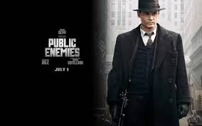 L'ufficiale della nsathomas reynolds incontra hammersley in un parco pubblico per convincerlo ad approvare la legge; Un Wallpaper Del Film Nemico Pubblico Con Johnny Depp 122797 Movieplayer It