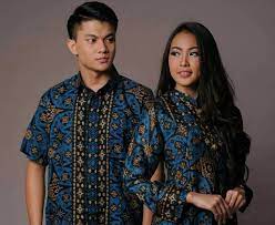 Tunangan adalah momen penting saat pasangan 'mengikat' dirimu dengan cincin sebagai simbol. Tips Memilih Pakaian Romantis Batik Couple Dengan Pasangan Untuk Tunangan Article Plimbi Social Journalism Plimbi Com
