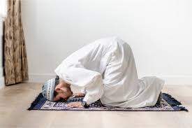Tidak ada larangan sholat apalagi sampe melarang orang sholat hari raya, orang kenal agama pasti kenal aturan, lihat saja sholat hari raya di berbagai negara yang muslim sebagai minoritas, tetap saja harus dilaksanakan karena memang harus dilaksanakan, beda dengan rapat, seminar dan diskusi. Boleh Ke Pegang Al Quran Handphone Waktu Solat Sebab Tak Banyak Hafal Surah Ini Hukumnya Perlu Kita Tahu Kashoorga