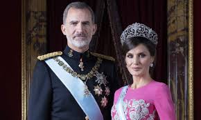 A model attribution edit summary content in this edit is translated from the existing spanish wikipedia article at :es:anexo:reyes de españa; Los Reyes Felipe Y Letizia Nuevos Retratos Oficiales De Gala