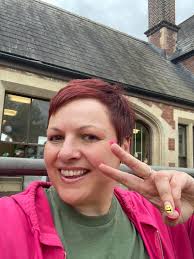 Ok fine.. I guess I'll copy John Brace and Jay Wendell and whoever else has  done it by now.. me at work bs me at festivals 🫣🤣