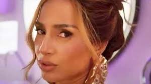 Foto: Novela 'Beleza Fatal': a vilã Lola (Camila Pitanga) se casa com  Benjamin, um cirurgião plástico, e realiza o sonho de abrir o próprio  empreendimento de beleza, a Lolaland