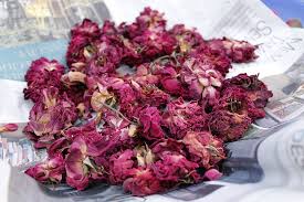 Stir in a spoonful of salt to preserve the color. Diy 6 Creative Ways To Recycle Your Old Flowers