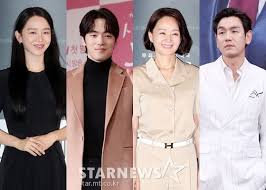 Penonton merasa terhibur dengan mimik wajah sang raja yang gelisah karena akan berbagi ranjang dengan sang ratu. Shin Hye Sun Kim Jung Hyun Bae Jong Ok And Kim Tae Woo In Mr Queen Hancinema The Korean Movie And Drama Database