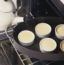 Kocok telur, gula dan tbm dengan mixer kecepatan tinggi sampai kental, putih dan mengembang. 6 Fakta Tips Memanggang Dengan Teknik Bain Marie Resepkoki