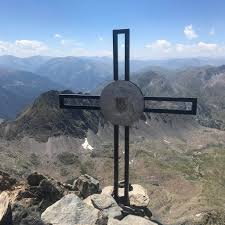 Il est donc 4 kilomètres plus haut que le mont blanc. Une Croix Trone A Nouveau Sur Le Plus Haut Sommet Des Pyrenees Orientales Biblica