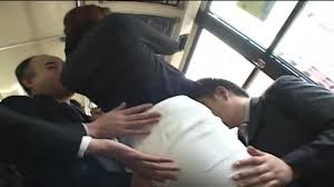 バスに乗った美熟女が集団痴漢される！身体中を触られて服を脱がされ裸にされて回され... | アダルト画像大全集