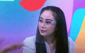 Denise chariesta diduga tersinggung dengan ucapan inul daratista beberapa waktu lalu soal viral karena sensasi negatif. Denise Chariesta Smackdown Nikita Mirzani Indra Bekti Panic Not Playing