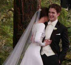 Das hochzeitskleid von bella swan kommt in die läden. Twilight Series Photo Edward And Bella Twilight Wedding Twilight Series Twilight Film
