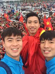 Duy mạnh vội vàng nghe điện thoại trước khi bước lên xe. Duy Máº¡nh U23 Báº¡n Gai CÅ©ng Co Ghen NhÆ°ng Khong Lam CÄƒng Qua Len