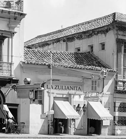 BAR LA ZULIANITA: CENTRO DE LA BOHEMIA Y LA INTELECTUALIDAD MARABINA El Bar La Zulianita fue un establecimiento emblemático que se convirtió en el epicentro de la vida bohemia e intelectual de