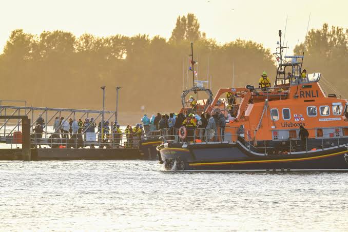 Migrants brought ashore in Hampshire after 140 rescued | Daily Echo
