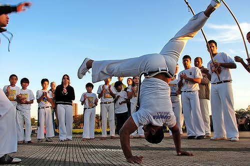 Resultado de imagem para LUTAS E DANÇAS - CAPOEIRA"
