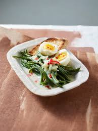 Dopo un minuto, unite due uova e un cucchiaio di piselli, mescolate bene e. Fagiolini Al Latte Di Cocco Con Uova Sode Sale Pepe