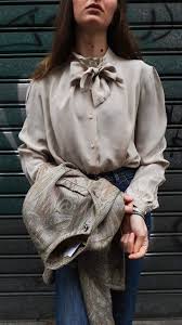 Le nostre camicie da uomo con collo alla coreana regalano un elegante tocco orientale alla tua quotidianità. Camicia Reporter In Seta Con Fiocco Al Collo Camicia Abbigliamento Seta