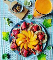 Pancake Fleur Pancake De Banane Fraises Et Peche Jus A Lextracteur Orange Carotte On Amene Les Couleurs Et Le Soleil Food Fruit Fruit Salad