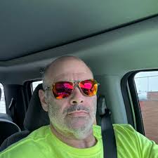 A former White Castle employee and Fred Simonson opened Top Hat Hamburgers  in Detroit, MI in 1955. The chain only contained 12 locations and  eventually was sold to Church's Chicken and Elias