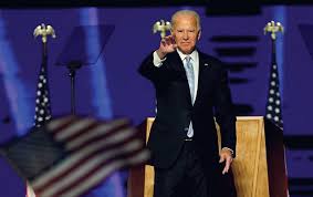 ビジネス時間管理組織のコンセプトに役立つモバイルアプリを使用する若いビジネスマンが、職場に座っています。 モバイルpcを持つビジネスマンの接写。 トラッキングマーカーとchromakey mockupの緑の画面。 ウェブストアでのオフィス workerショッピングまたはpadでの作業. ç±³å›½å¤§çµ±é ˜é¸æŒ™ ãƒã‚¤ãƒ‡ãƒ³æ°ã®è¾›å‹ã«ç§'å­¦è€…ã¯å®‰å µ Nature ãƒ€ã‚¤ã‚¸ã‚§ã‚¹ãƒˆ Nature Research