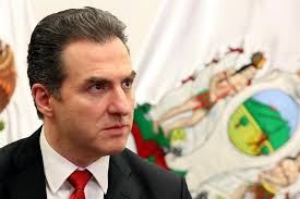 Hace Adrián movimiento en sus piezas