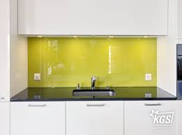 Eine fototapete hinter glas lenkt jedoch schnell die blicke auf sich. Echtglas Kuchenruckwand Mit Kt Color 43 6 Olive Lackierung Auf Diamant Glas Fur Eine Hervorragende Glaslosung Kuchenruckwand Kuche Glasruckwand